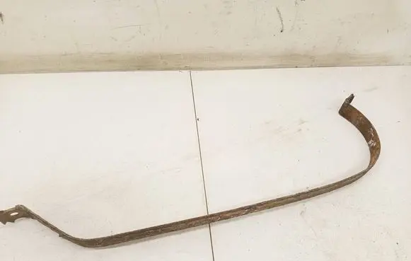 Volkswagen PASSAT B4 Fuel tank mounting bracket 