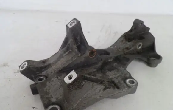 Volkswagen Polo IV 9N3 Generator/alternator bracket 