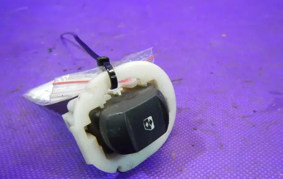 Renault Megane II Quarter vent window switch 