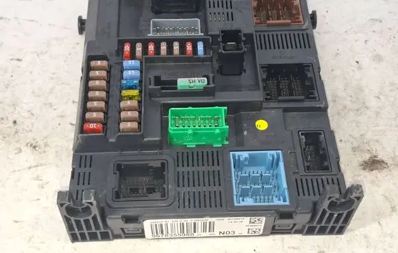 Peugeot 208 I Fuse module 9678355980 E1092030 20130616