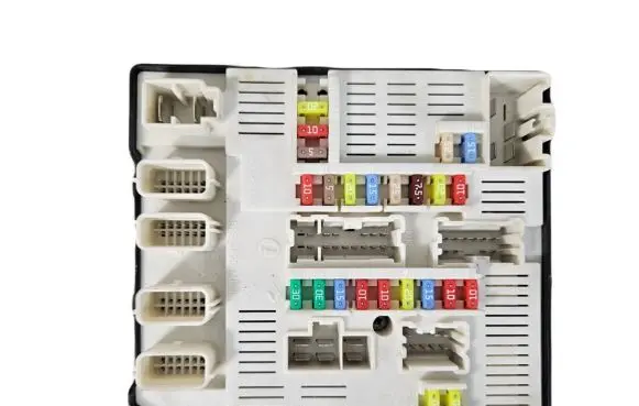 Renault Megane III Fuse module 284B60010R 8240228886 519225619