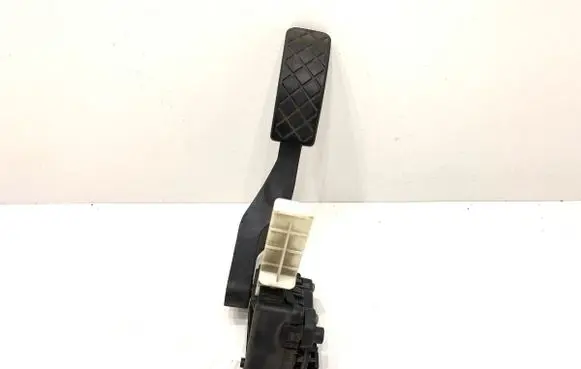 Accelerator throttle pedal