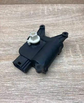 Volkswagen Jetta VI Air flap motor/actuator 1K0907511 0132801345