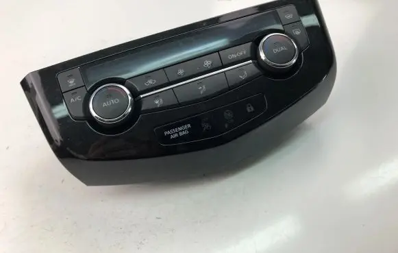Nissan Qashqai Climate control unit 275004EA1A