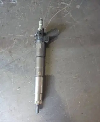 BMW 7 G11 G12 Fuel injector 8571565