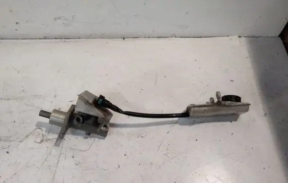 Master brake cylinder