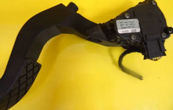 Volkswagen PASSAT B5 Accelerator throttle pedal 8D1721523J