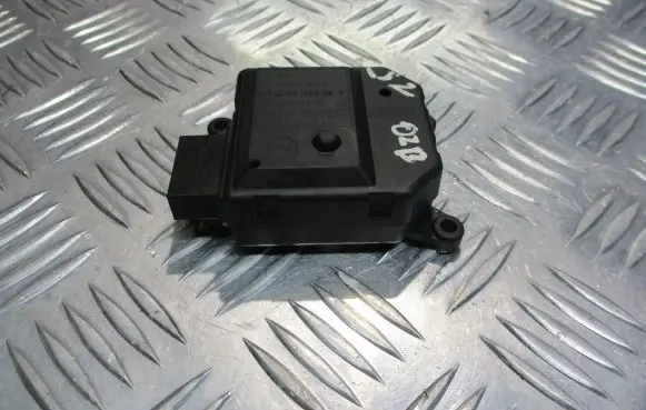 Opel Zafira B Central body control module 309368000AE