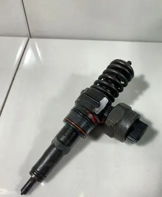 Volkswagen Golf IV Fuel injector 038130073F