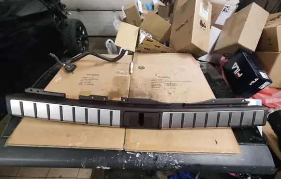 Trunk/boot sill cover protection