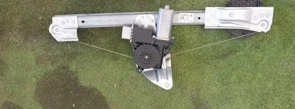 Dacia Sandero II Front door window regulator with motor 807211440R