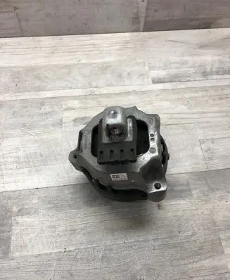 BMW 5 G30 G31 Engine mount bracket 6860492 081117