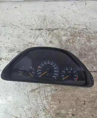 Mercedes-Benz E W210 Speedometer (instrument cluster) 2105406747 84570052