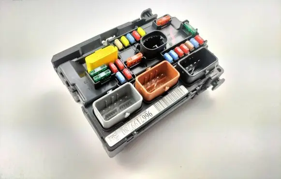 Citroen C3 Fuse module 9667199780