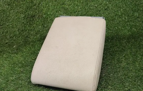 Volkswagen Touareg II Armrest 7P6864207C