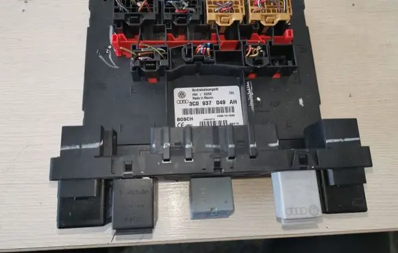 Volkswagen Golf V Fuse module 3C0937049AH