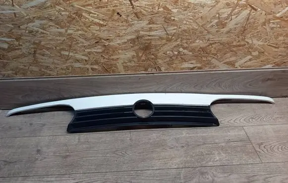 Volkswagen Golf III Front bumper upper radiator grill 1H6853653C