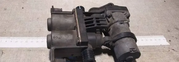 BMW 5 E39 Coolant heater control valve 0392020041 1147412135 8374994