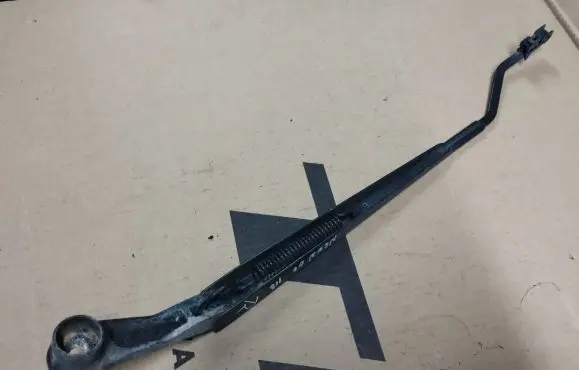 Chrysler Neon II Front wiper blade arm