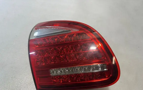 Tailgate rear/tail lights