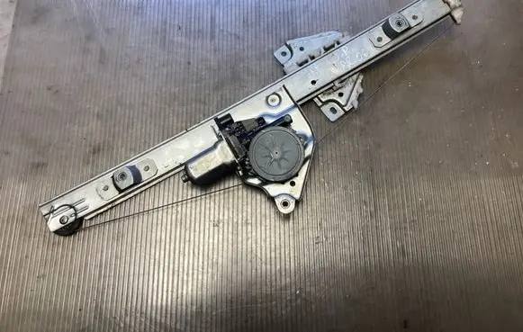 Suzuki Grand Vitara II Front door window regulator with motor 8343065J00 2621003520