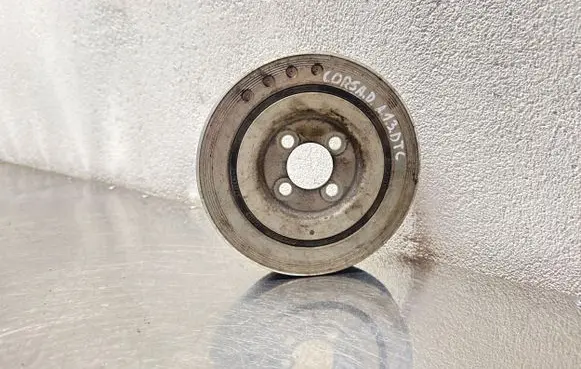 Opel Corsa D Crankshaft pulley 55200498