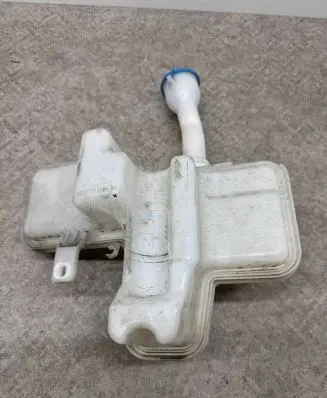 BMW i3 Windshield washer fluid reservoir/tank 7304020 61667304020
