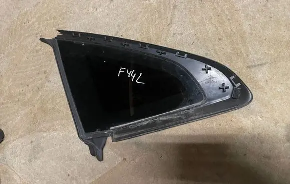 BMW 2 F44 Rear side window 7483119