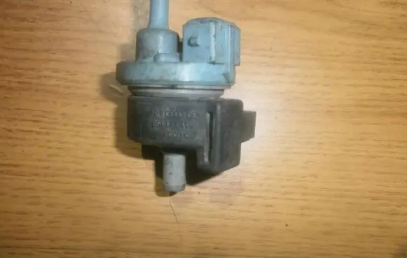 Volkswagen Golf III Turbo solenoid valve 051133459