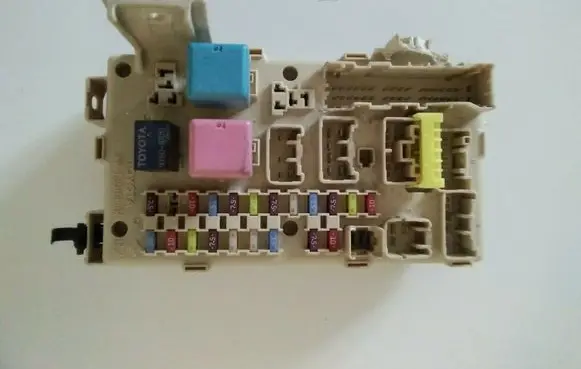 Toyota Avensis T250 Fuse box set 8264105030A
