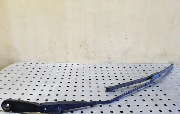 Volvo XC70 Front wiper blade arm 31276005