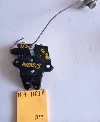 Toyota Avensis T250 Front door lock 1212123