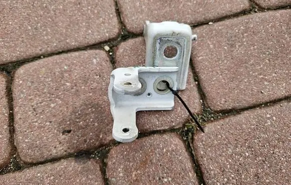 Opel Grandland X Front door lower hinge 5O5P5L5E5X670