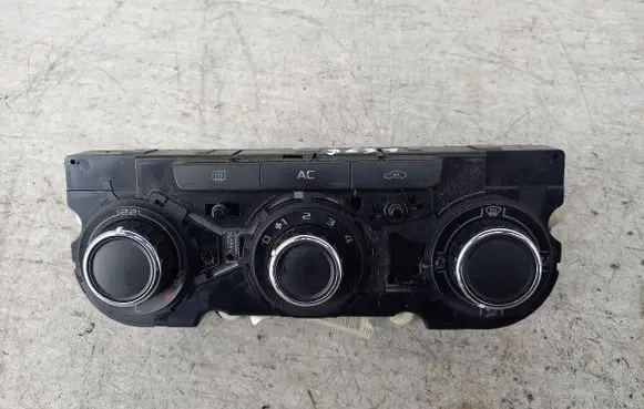 Skoda Octavia Mk2 (1Z) Climate control/heater control trim 3T0820047M