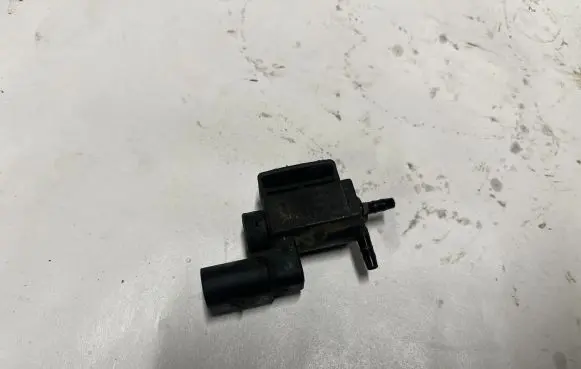Audi A8 S8 D4 4H Turbo solenoid valve 037906283C