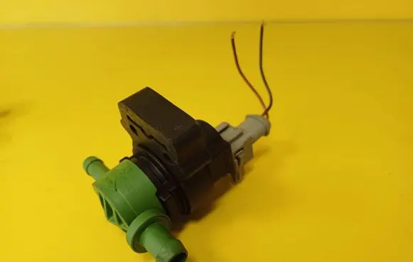 Mercedes-Benz C W203 Valve vacuum 0004703293