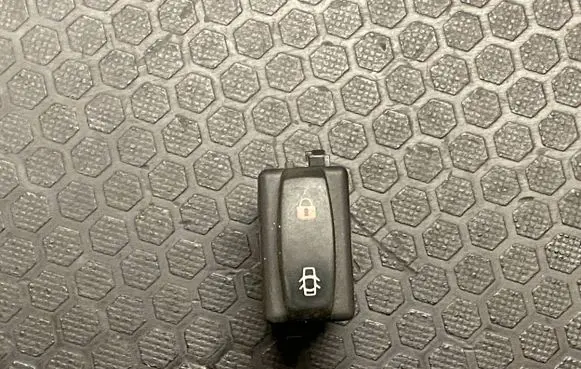 Opel Vivaro Central locking switch button 26488 252108849R 1203200