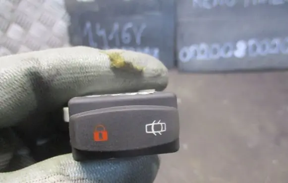 Renault Thalia II Front door window switch trim 