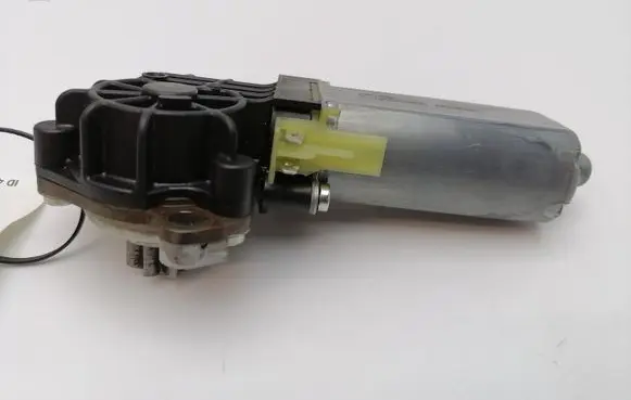 Mercedes-Benz C W203 Seat adjustment motor 0390203002 820418984