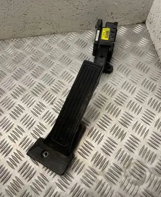 Accelerator throttle pedal