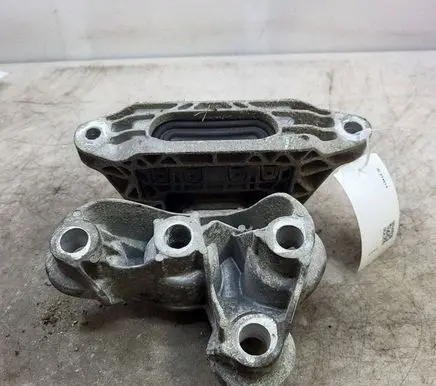 Opel Insignia B Engine mount bracket 84308905