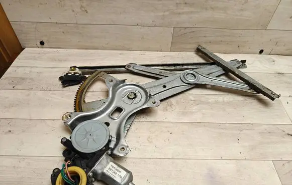 Toyota Corolla Verso E121 Front door window regulator with motor 997249100