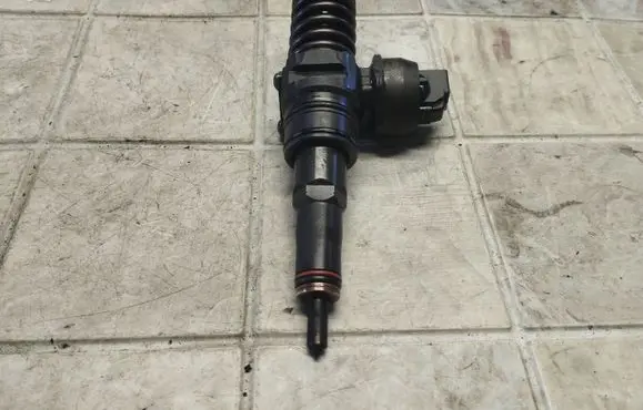 Skoda Octavia Mk2 (1Z) Fuel injector 038130073AG 0414720215