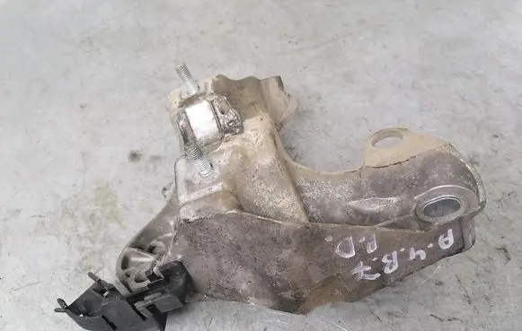 Audi A4 S4 B7 8E 8H Engine mounting bracket 8E0199352F