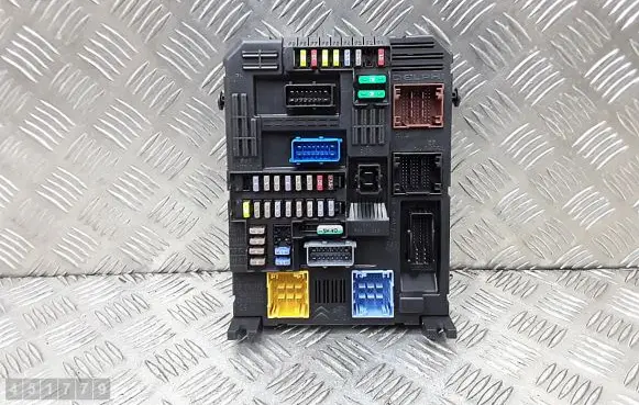 Opel Grandland X Fuse module 983288028000