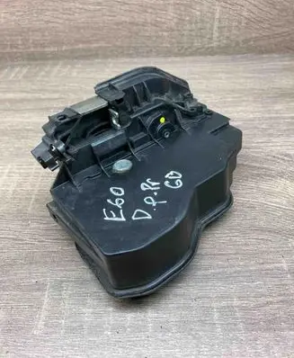 BMW X3 E83 Front door lock 7167072