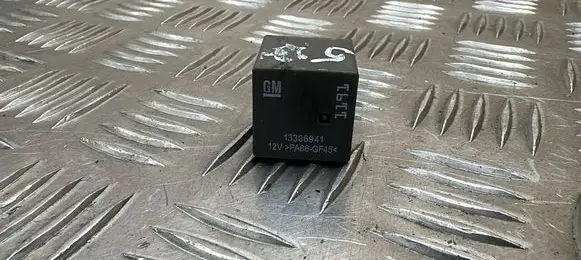Opel Zafira C Other relay 13306941