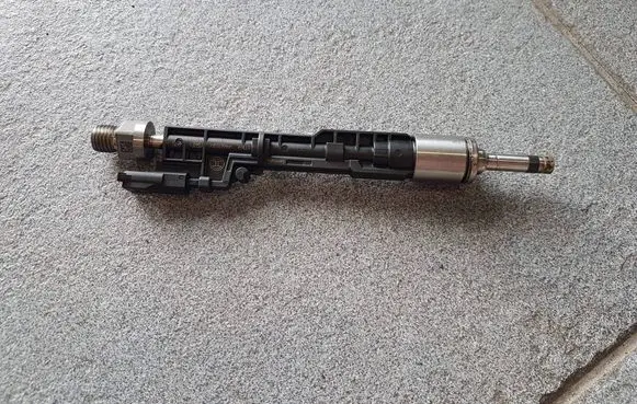BMW 5 F10 F11 Fuel injector 7639994 13647639994 0261500172
