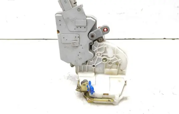 Nissan Primera Rear door lock