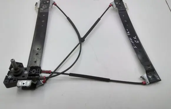 Rear door manual window regulator